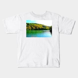 View at Lago di Boccafornace in Pievebovigliana, Valfornace (Macerata) with rippling waters Kids T-Shirt